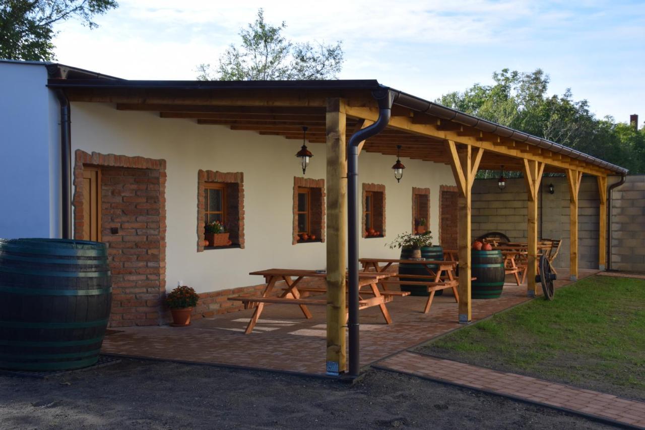 Comenius Moravus Vinarsky Dvur Mikulov Exterior photo
