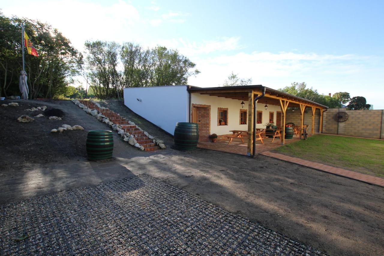 Comenius Moravus Vinarsky Dvur Mikulov Exterior photo
